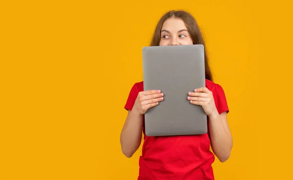 Wesoła Dziewczyna Laptopem Żółtym Tle — Zdjęcie stockowe
