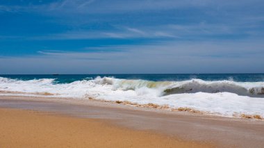 Kum ve denizle kaplı bir deniz manzarası. Yaz deniz manzarasının fotoğrafı. Deniz manzaralı yaz plajı. Yaz deniz manzarası tatili.