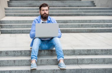 Serbest çalışan bir adamın dizüstü bilgisayarında iletişimi var. Serbest çalışan adamın dışarıdaki bilgisayarla iletişimi var. Dışarıdaki serbest çalışan adamın iletişimi. Serbest çalışan adamın kahve molasında iletişimi var..