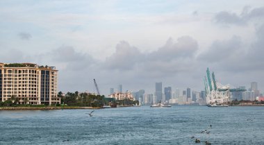 Miami sahilinin gökdelenleriyle gökyüzü ve deniz manzarası.