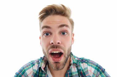 Kareli gömlek giyen selfie adamın şok olmuş fotoğrafı. Selfie çeken adam beyazda izole edilmiş. Arka plandaki selfie adamı. Stüdyoda selfie çeken adam.