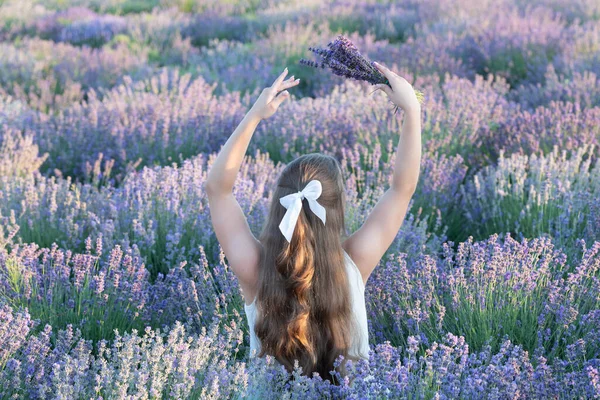 Sommermädchen Lavendel Sonnenuntergang Feld Genießen Freiheit Und Natur Einem Sommertag — Stockfoto