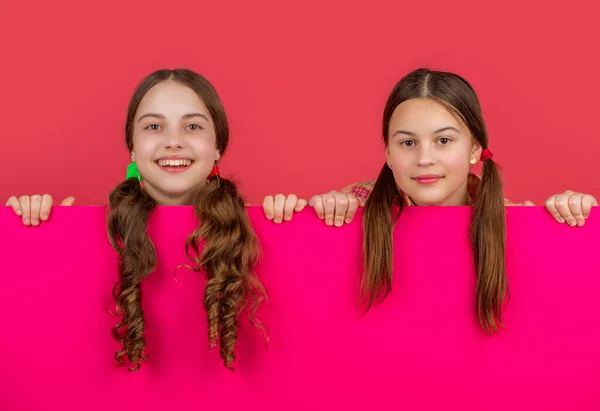 Crianças Positivas Atrás Papel Rosa Branco Com Espaço Cópia Para — Fotografia de Stock