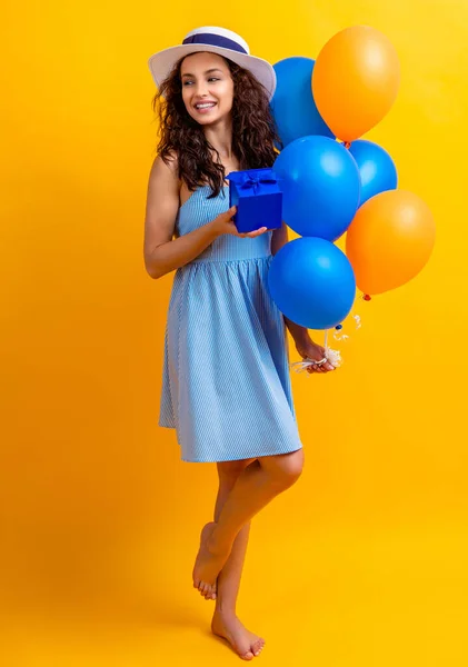 Χαρούμενη Γυναίκα Γενεθλίων Μπαλόνια Δώρο Στο Παρασκήνιο Φωτογραφία Της Γυναίκας — Φωτογραφία Αρχείου