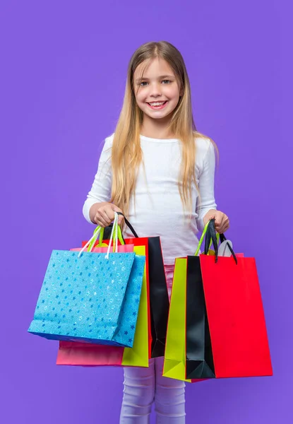 照片上是一个购物的积极的少女 买东西时被紫色隔离的少女 在工作室买东西的少女 有购物背景的少女 — 图库照片