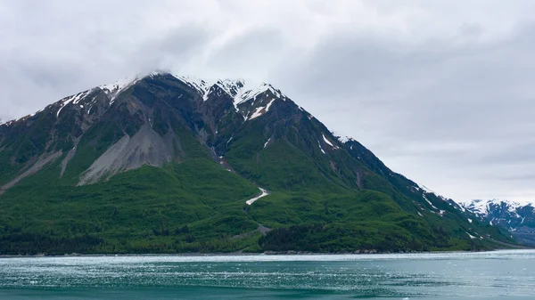 雪に覆われた美しい景色の山 アラスカの山の風景 自然の風景山の写真 山の景色の自然 — ストック写真