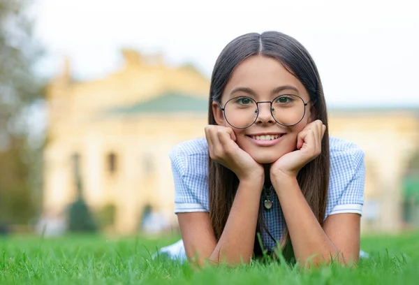 芝生の屋外でアイウェアを着た女の子 スペース広告をコピーします 芝生の上で女の子の目の写真 芝生でアイウェアを着た女の子 芝生の上で草の上で — ストック写真