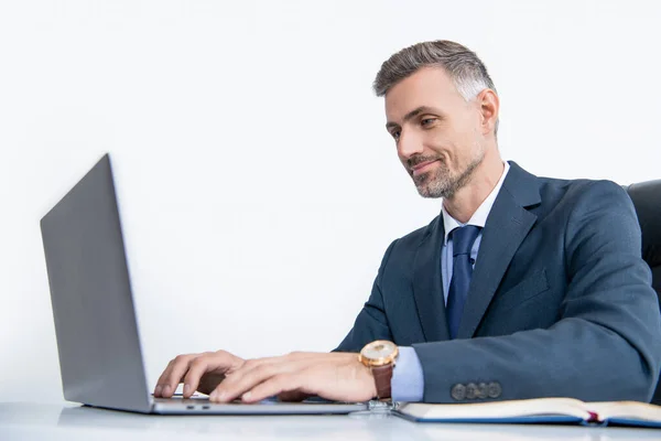 Sorridente Uomo Affari Maturo Che Lavora Ufficio Con Computer Portatile — Foto Stock