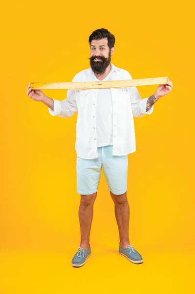 Ευτυχής Άνθρωπος Μέτρηση Χάρακα Απομονώνονται Κίτρινο Άνθρωπος Μέτρηση Χάρακα Στο — Φωτογραφία Αρχείου