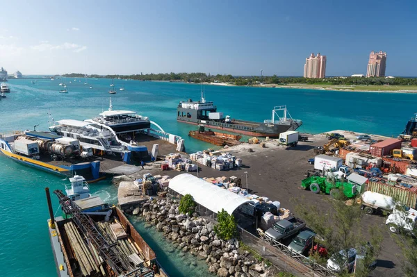 Nassau Μπαχάμες Μαρτίου 2016 Μεταφορά Φορτηγών Πλοίων Και Εμπορευματοκιβωτίων Στην — Φωτογραφία Αρχείου