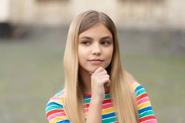 Portrét Rozjímající Dospívající Dívky Blond Vlasy Portrét Dospívající Dívky Venku — Stock fotografie