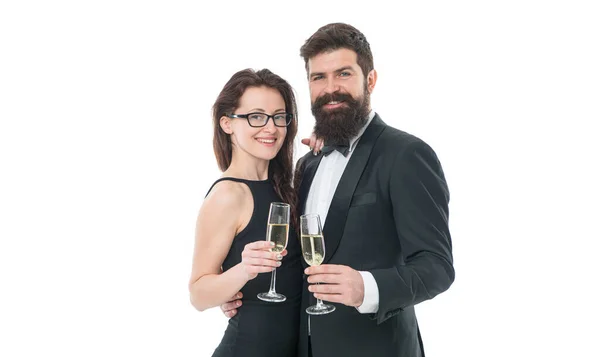 明るい瞬間を捉える 髭を生やしたタキシード男と上品な女 ハッピーバレンタインデー 恋のカップル シャンパンを2杯 寄付金集めイベントだ 特別な機会だ 自信を持って成功し — ストック写真