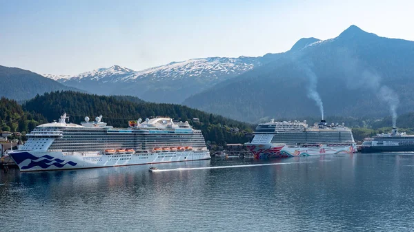 ケッチカン アラスカアメリカ 2019年5月27日 クルーズ船ロイヤルプリンセスとノルウェーの喜びの旅はケッチカンアラスカの港から始まります — ストック写真