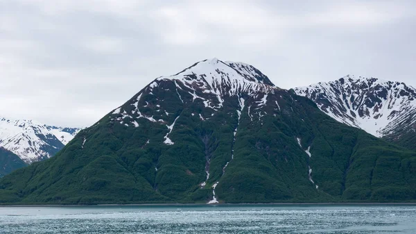 자연의 산봉우리 풍경을 눈덮인 지형의 — 스톡 사진