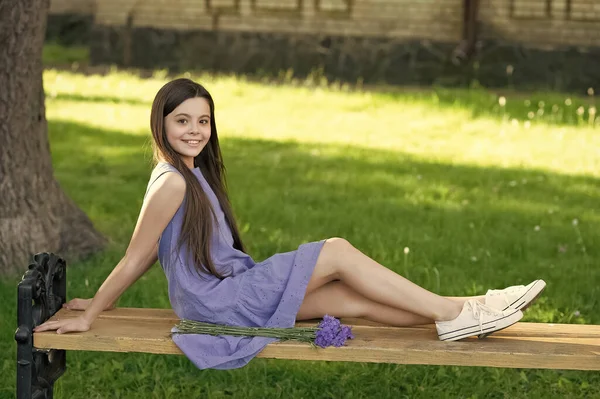 Veselá Puberťačka Odpočívá Parku Dospívající Dívka Venku Hezká Dívka Létě — Stock fotografie