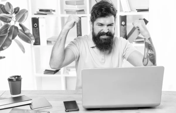 Homem Animado Fazendo Gesto Vencedor Olhando Laptop Mesa Escritório Sucesso — Fotografia de Stock