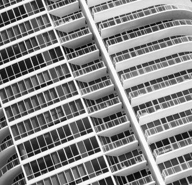 Güney sahilinde pencereleri ve balkonları olan apartman binasının mimari detayları..