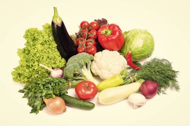 Birçok taze ve olgun sebze beyaza izole edilmiş..