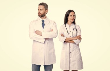 Kardiyolog doktor ve hemşire beyazı izole etmiş. Stüdyoda kardiyolog ve hemşire. Kardiyolog ve hemşirenin fotoğrafı beyaz önlük giyiyor. Steteskoplu doktor kardiyolog ve hemşire..