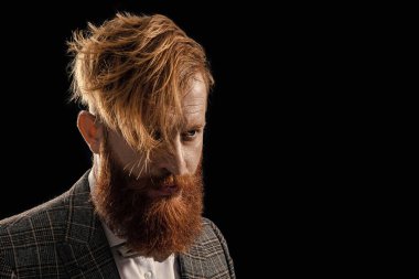 Stüdyoda resmi erkek giyimi, fotokopi odası. Arka planda erkek giyim bölümündeki resmi adam. Resmi erkek giyimli sakallı adam fotoğrafı. Siyah giyinmiş resmi erkek giyimi..