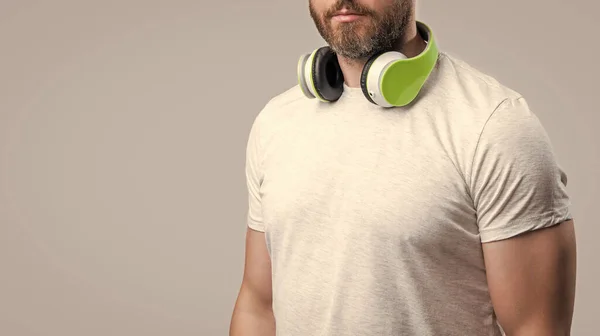 Περικοπή Φωτογραφία Του Ανθρώπου Ακούγοντας Μουσική Στα Ακουστικά Άνθρωπος Ακούει — Φωτογραφία Αρχείου