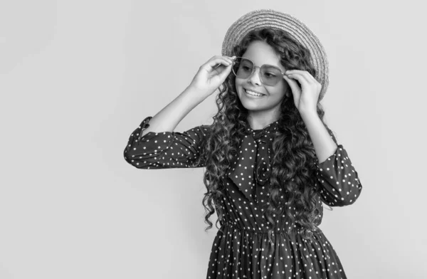 Positive Child Straw Hat Sunglasses Long Brunette Curly Hair Yellow — Stockfoto