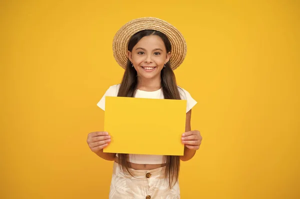 Feliz Adolescente Menina Segurar Papel Anúncio Vazio Com Espaço Cópia — Fotografia de Stock