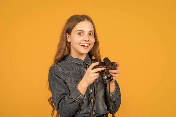 Wow Latar Belakang Kuning Fotografer Yang Mengejutkan Gadis Remaja Memegang — Stok Foto