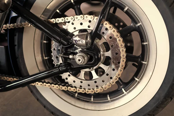 带橡胶轮胎定制部分的详细轮毂 — 图库照片