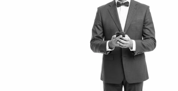 Gestutzter Mann Fliege Anzug Plaudert Telefon Isoliert Auf Weiß Mit — Stockfoto