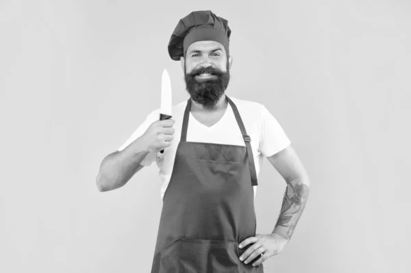 Щасливий Чоловік Червоному Фартусі Коктейлі Тримає Жовтий Ніж Кухарів Шеф — стокове фото