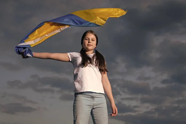 Teen Girl Ukraine Child Flag Ukraine Kid Ukraine Flag Sky — Stockfoto