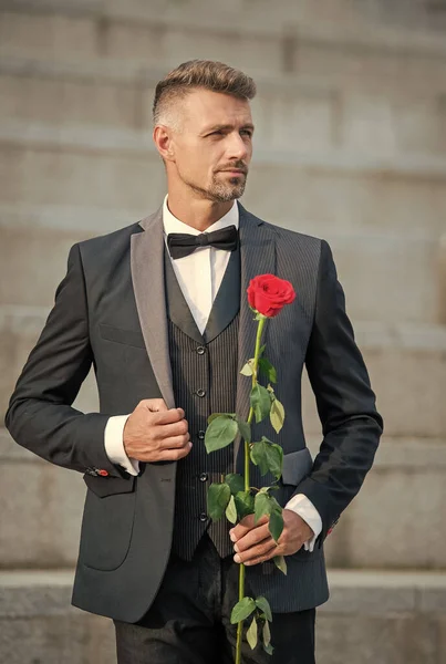 特殊场合的概念 优雅的男人 带着玫瑰参加特别的场合 新郎在特殊场合 — 图库照片
