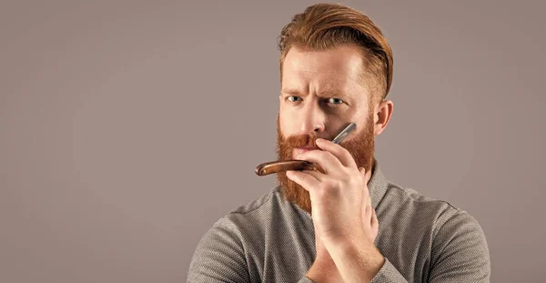 Homem Segurar Barbeiro Lâmina Para Barbear Homem Barbear Com Lâmina — Fotografia de Stock