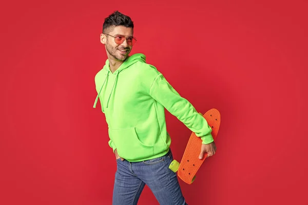 Glückliche Skater Isoliert Auf Rot Glücklicher Skater Mit Wimpelbrett Moderne — Stockfoto