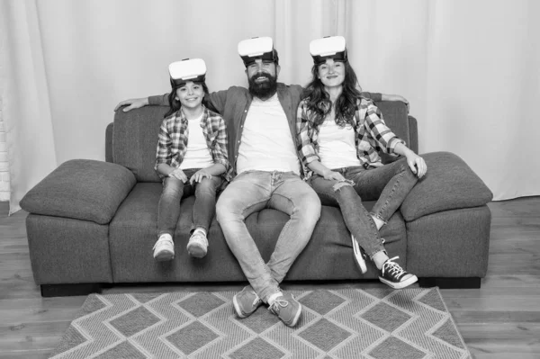 Familia Realidad Virtual Padres Felices Con Niña Utilizan Tecnología Moderna — Foto de Stock