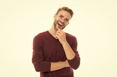 Beyaz tenli mutlu beyaz adam. Stüdyodaki beyaz adam. Arka planda beyaz adam var. Sakallı beyaz adamın fotoğrafı..