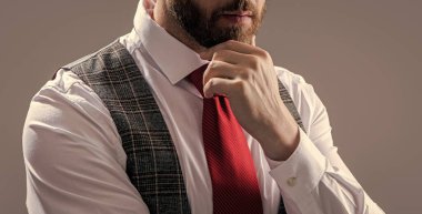 Kırpılmış insan manzarası erkek giyim kıyafeti giyer. Erkek giyimli adam gri arka planda izole edilmiş. Stüdyoda erkek giyim. Erkek giysisi giyen adamın fotoğrafı..
