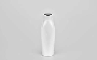 Kozmetik ürünleri sunuyorum. markasız şampuan reklamı. Saç kremi ya da vücut losyonu. Günlük alışkanlık ve kişisel bakım. Sarı arka planda cilt güzellik kozmetiği.