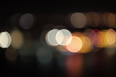 Arka plan bulanık. Aydınlatılmış soyut bulanık arkaplan. Bokeh geçmişinde kimse yok. Bulanık koyu renk arka plan. Bulanık odaklanmış arkaplan.