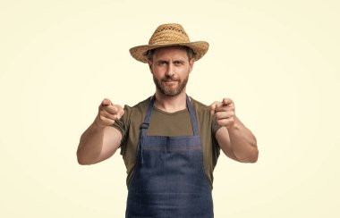 Beyaz arka planda, şapka ve önlüklü beyaz bir adam izole edildi. işaret parmağı.