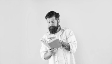 Hipster adam sarı arka planda defter okuyor..