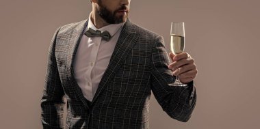 Kutlama ve tezahürat. Smokinli adam tezahürat yapıyor ve stüdyoda kutlama yapıyor. Kutlama ve tezahürat için smokinli adam. Smokinli adam şampanya alır. Smokinli adam tezahürat yapıyor ve kutluyor.