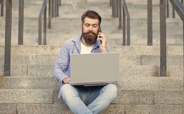 Adamın Dışarıda Görüntülü Telefon Bağlantısı Var Adamın Merdivenlerde Online Video — Stok fotoğraf