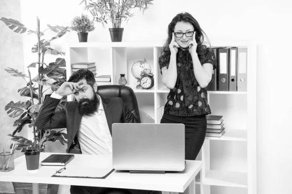 Щаслива Жінка Менеджер Посміхається Чоловікові Втомився Працювати Офісі Робота — стокове фото