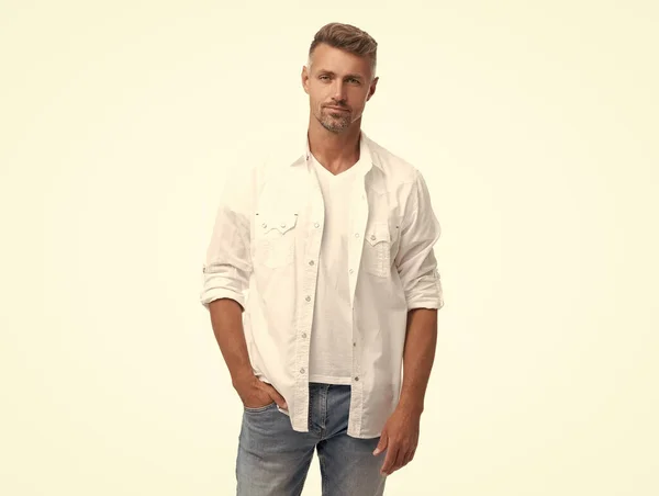 大人のグリズル男のスタジオショット 成熟したグリズルの男は白地に隔離された 白いシャツに身を包んだ男 グリズル男型 — ストック写真