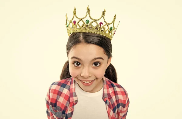 白に隔離された10代の女王様を驚かせた スタジオにいる10代の女王 バックグラウンドで10代の女王 10代の女王の写真王冠を身に着けて — ストック写真