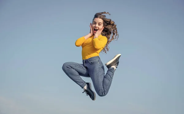 Şaşırmış Genç Kız Gökyüzünde Yükseğe Zıplıyor — Stok fotoğraf