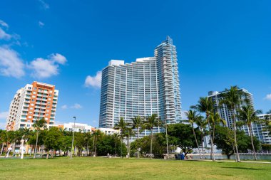 Miami, Florida ABD - 15 Nisan 2021: Miami 'deki gökdelen mimarisi.