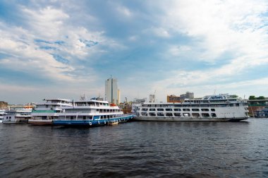 Manaus, Brezilya - 04 Aralık 2015: Teknelerle yaz tatili için liman gezisi.